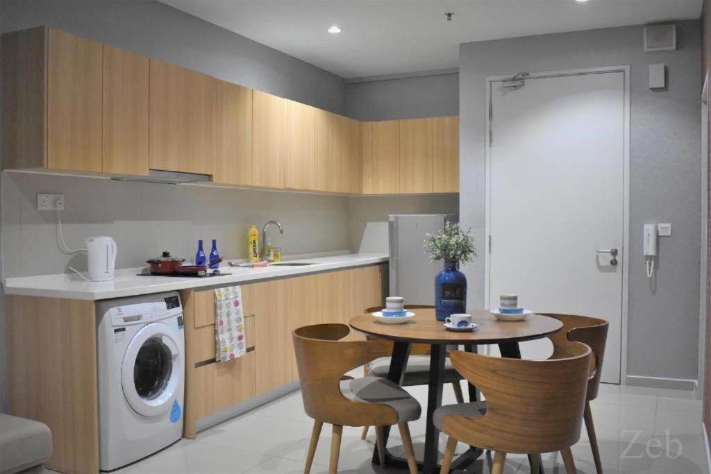 Apartment I-city Casa Lucia- Wifi, Netflix, Parking, 60inch Big Tv, 7pax Shah Alam