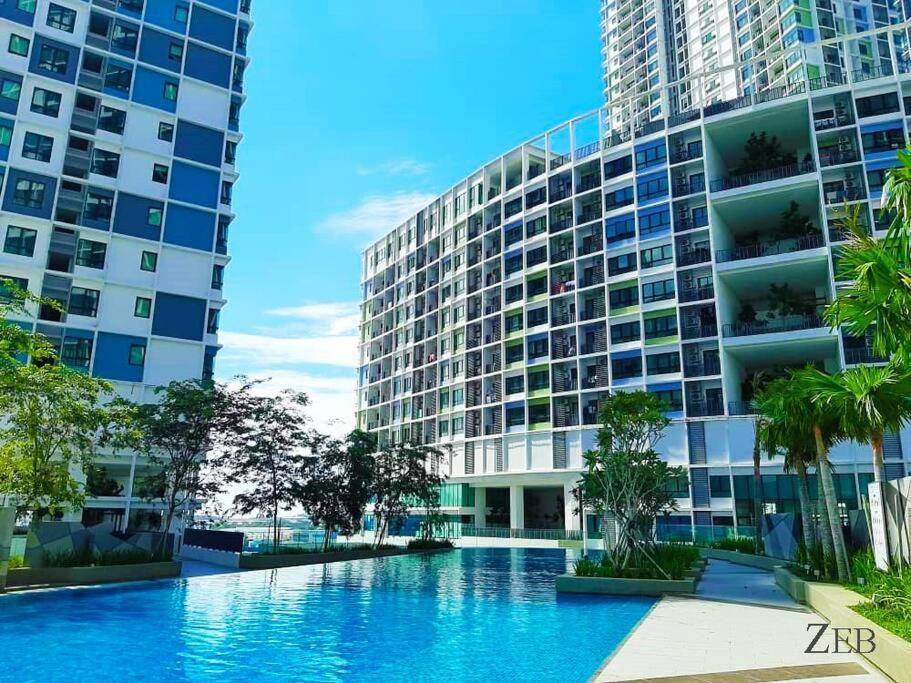 Apartment I-city Casa Lucia- Wifi, Netflix, Parking, 60inch Big Tv, 7pax Shah Alam